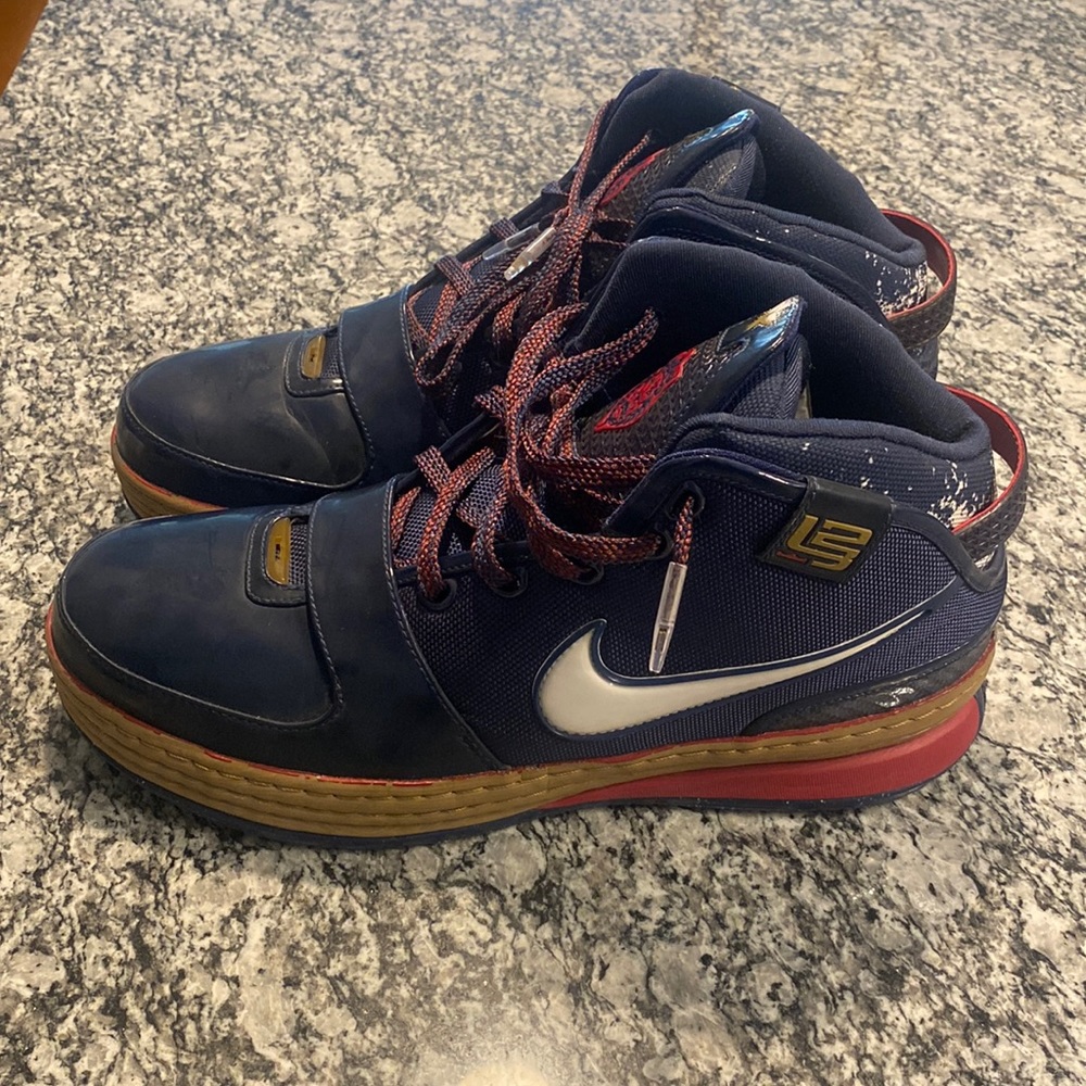 I’m selling a gently used pair of classic Lebron 6 “chalk”! Classic shoe